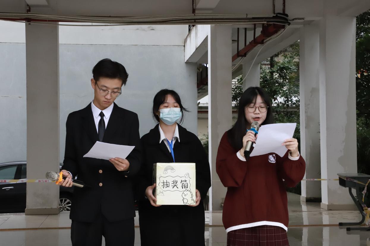 伟德betvlctor团委开展“杂货解忧，衣旧深情”跳蚤市场活动