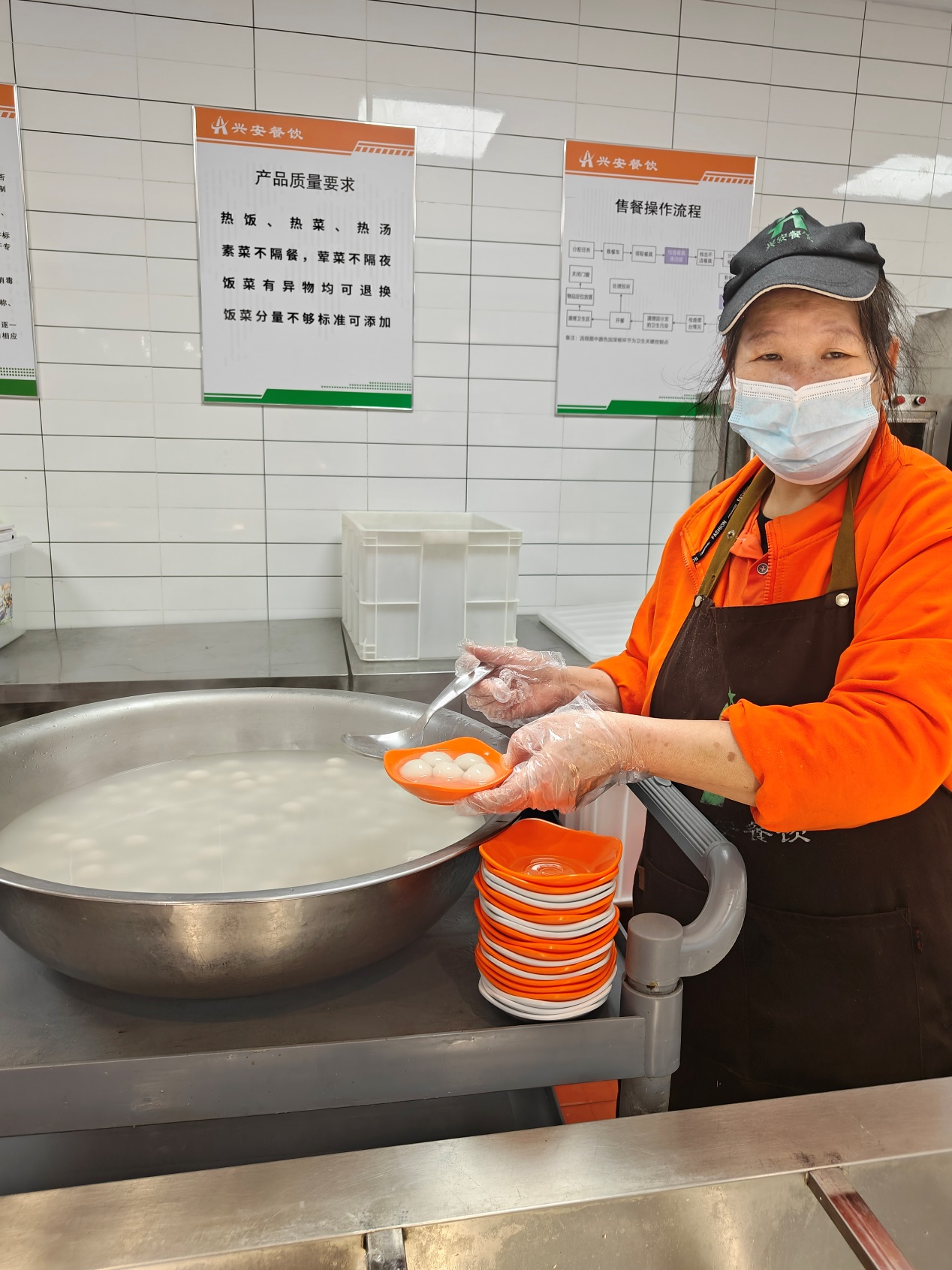 图片包含 人, 橙子, 食物, 男人描述已自动生成